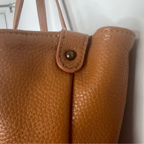 G.H. Bass & Co caramel vegan leather tote bag with navy blue crossbody strap - Picture 6 of 16
